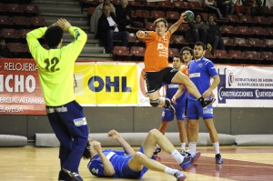 Jon Alzaga lanza a portería